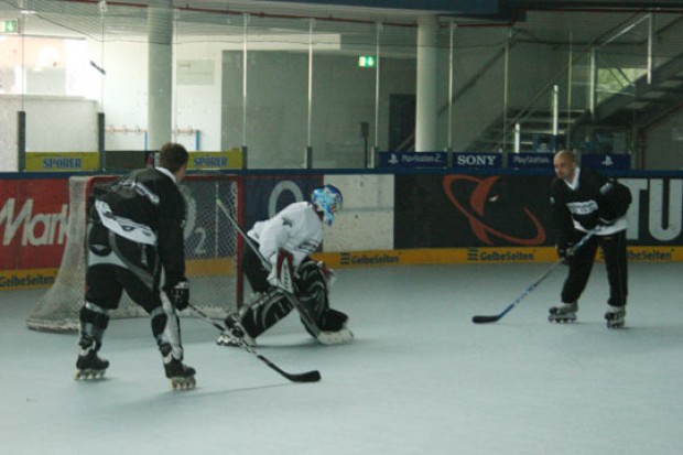 Michael Bakos und Thomas Greilinger testen den neuen Belag in der Arena II. Foto: Oliver Bauer