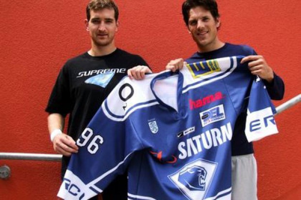 Michael Bakos und Matt Higgins mit dem neuen Heimtrikot des ERC Ingolstadt. Foto: Neuburger Rundschau