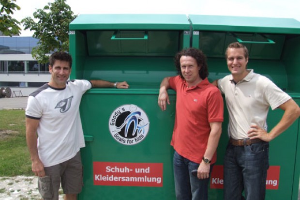 Glen Goodall, Nico Brischke von der Firma Scatex und ERC- Marketingmanager Andreas Schmidt vor der Sammelstation an der Saturn- Arena. Foto: Oliver Bauer