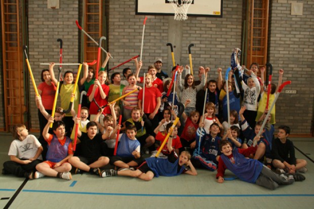 Yves Sarault mit den Schülerinnen und Schüler der Hauptschule Manching. Foto: Bauer
