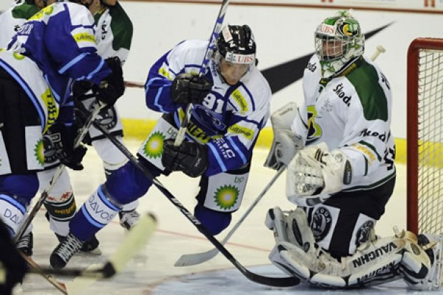 Kein Durchkommen für René Röthke in dieser Szene. Am Ende verloren die Panther mit 2:5. Foto: Spengler Cup