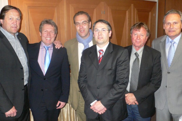 Von links nach rechts: DEB-Vizepräsident Erich Kühnhackl, DEL-Geschäftsführer Gernot Tripcke, DEB-Präsident Uwe Harnos, ESBG-Geschäftsführer Oliver Seeliger, NADA-Vize-Vorstandsvorsitzender Dietmar Hiersemann und NADA-Vorstandsvorsitzender Armin Baumert. 