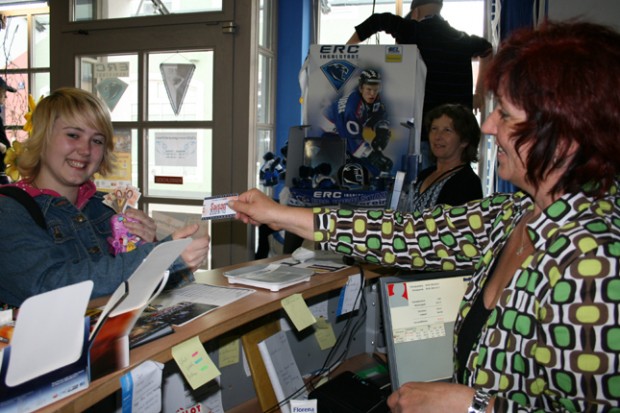 Nicola Becker und Fanshop-Mitarbeiterin Manuela Müller. Foto: Oliver Bauer