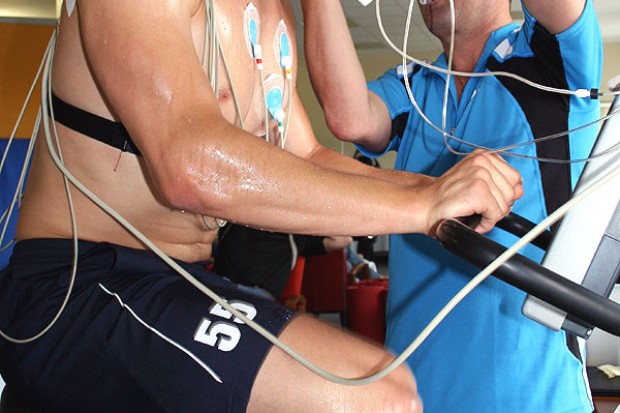 Fitnesscoach Radosav Djukic checkt bei Stephan Daschner die Laktaktwerde. Fotos: Schaper