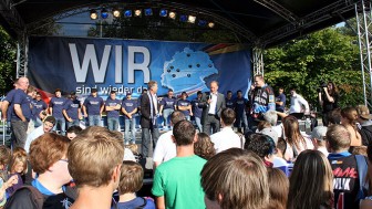 WIR sind wieder da: Die Mannschaft des ERC Ingolstadt bei der Saisoneröffnungsfeier. Fotos: Schaper