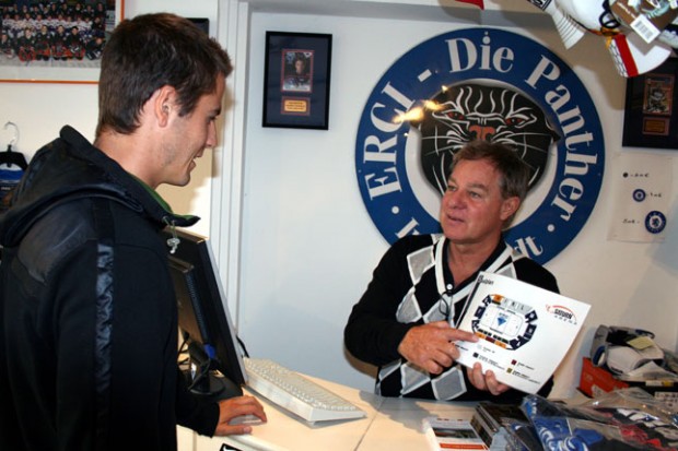 Bei Jürgen Schägger im Fairplay Hockeyshop sind ab sofort auch Einzeltickets für ERC-Spiele erhältlich. Foto: Schaper
