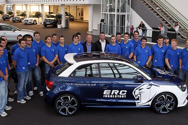 Die Mannschaft des ERC mit Trainer Greg Thomson und Sportdirektor Jim Boni freut sich über den neuen Fan Audi A1. Foto: Bösl