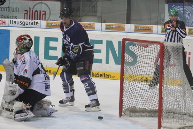 Christian Chartier trifft zum 1:0 für die Panther, am Ende reicht es jedoch nicht zum Sieg. Foto: Bösl - www.kbumm.de