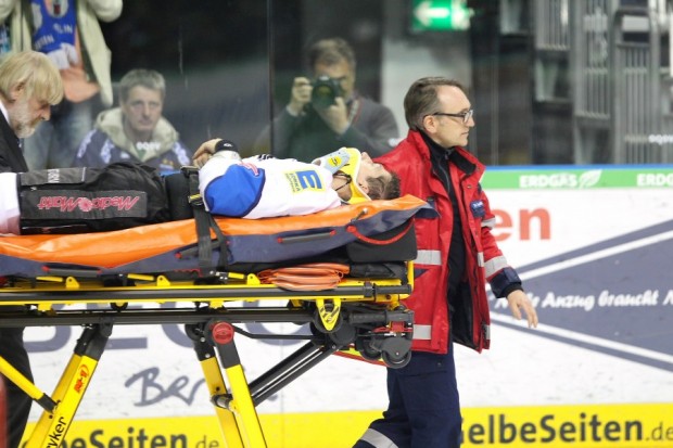 Bruno St.Jacques wird verletzt abtransportiert. Foto: O. Strisch - donaukurier.de