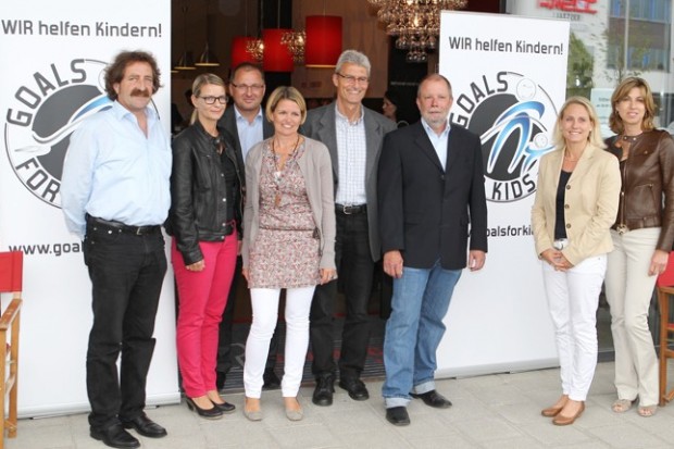 Über die Unterstützung von Goals for Kids freuen sich:  v.l.: Einrichtungsleiter St. Vinzenz Markus Pflüger und Cornelia Eichlinger, Rudi Hofweber (ERCI), Steffi Praunsmändtl (Goals for Kids), Leiter des Peter-Steuart Kinder und Jugendhaus Thomas Hermann,