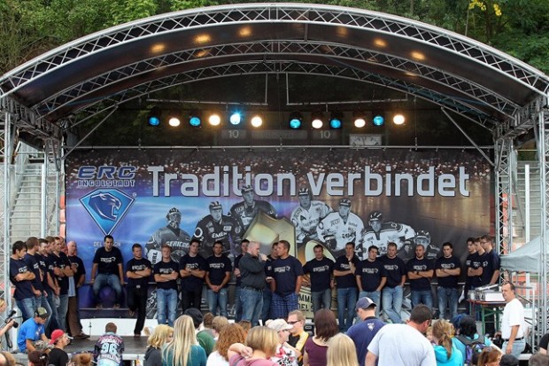 Über 1000 Pantherfans zur Saisoneröffnungsfeier im alten Pantherkäfig. Foto: Bösl - www.kbumm.de