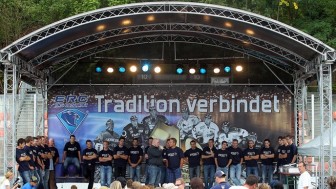 Über 1000 Pantherfans zur Saisoneröffnungsfeier im alten Pantherkäfig. Foto: Bösl - www.kbumm.de