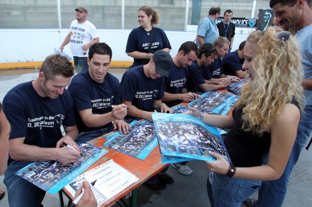 Die Panther bei der Autogrammstunde. Foto: Bösl - www.kbumm.de