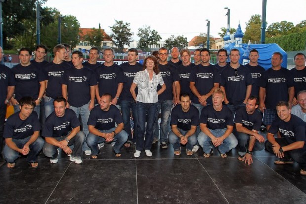 Rita Wohlsperger mit den Spielern, ihr Gewinn: ein brandneues Panther-Jersey, das von allen Spielern signiert wurde. Foto: Bösl - www.kbumm.de
