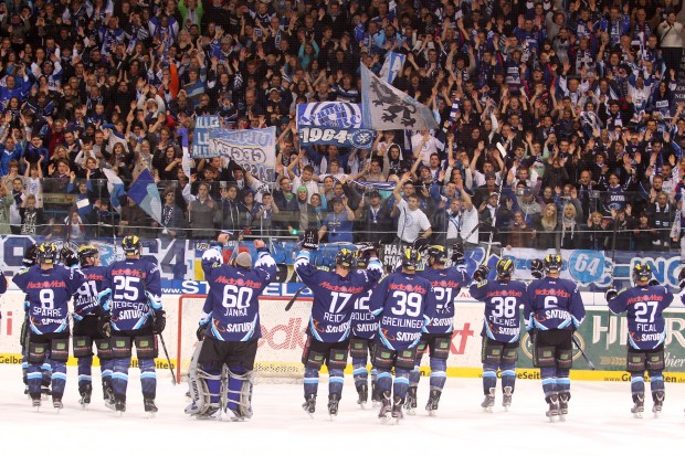 In der Saturn Arena gab es für Fans und Mannschaft oftmals Grund zum Jubeln. Foto: Bösl - www.kbumm.de