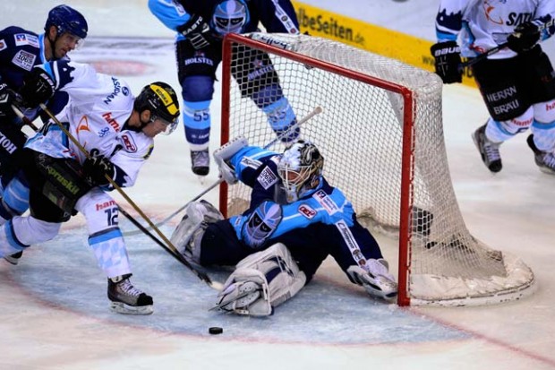 HAMBURG,16.10.2011, John Curry (Hamburg Freezers) pariert einen Schuss von Tyler Bouck (ERC Ingolstadt)und  im DEL Bundesliga Spiel Hamburg Freezers gegen ERC Ingoldstadt in der O2 Arena,Hamburg.


Copyright by HARDT * Postfach 610269 * 22422 Hamburg Deut