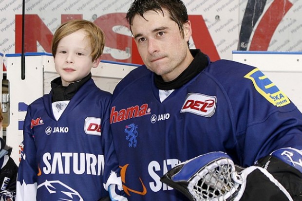 Markus erhält Torwartschläger von Ian Gordon. Foto: Adalbert Michalik
