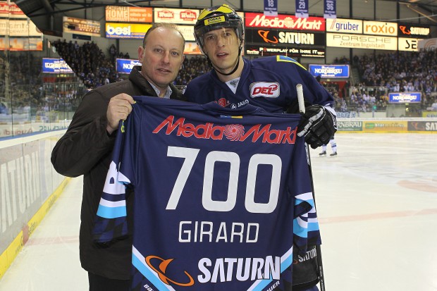 Jim Boni ehrt Rick Girard für 700 Spiele. Foto: Stefan Bösl - www.kbumm.de