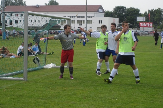 ...Derek Dinger und...