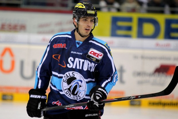 ...ihre Kollegen in eigens angefertigten Goals for Kids-Trikots gegen Mannheim gewannen. Diese Trikots werden nach dem Spiel gegen Hamburg zugunsten Goals for Kids versteigert! Foto: Jürgen Meyer - www.kbumm.de