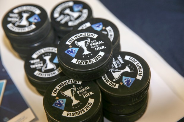 Playoff-Pucks mit dem Slogan der Playoffs 2015 - "der Pokal bleibt hier"