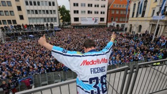 Thank, Jakub! Ficenec (here at the Championship celebration 2014) ends his outstanding career. Fotos: Stefan Bösl - www.kbumm.de Thank, Jakub! Ficenec (here at the Championship celebration 2014) ends his outstanding career. Fotos: Stefan Bösl - www.kbumm.de