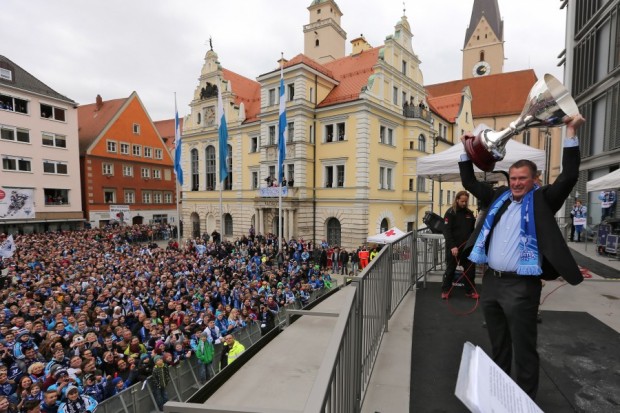 Niklas Sundblad mit dem Meisterpokal. Foto: Stefan Bösl - www.kbumm.de