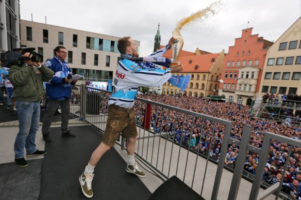 Benedikt Schopper feiert typisch bayerisch. Foto: Stefan Bösl - www.kbumm.de