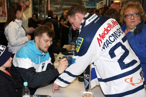 Petr Taticek schreibt Autogramme