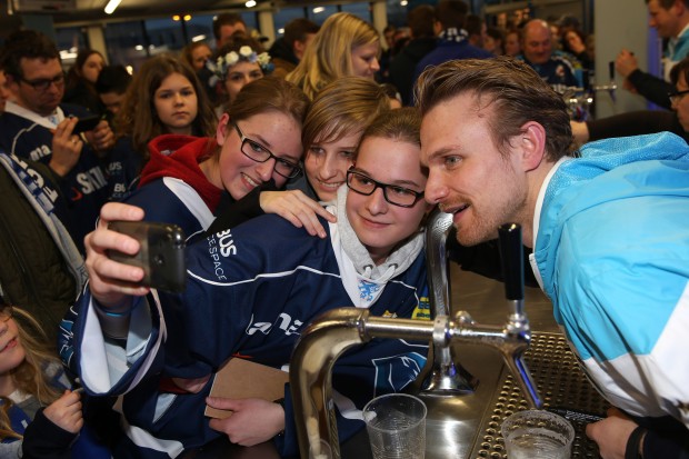 Björn Barta ist am Bierausschank auch für ein Selfie zu haben...