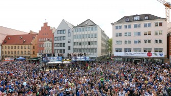 Wir freuen uns auf einen großen Empfang am Samstag auf dem Rathausplatz. Wir freuen uns auf einen großen Empfang am Samstag auf dem Rathausplatz.