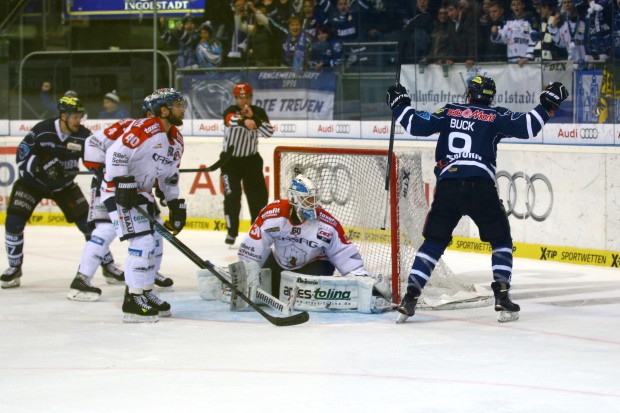 Brandon Buck erzielt das 4:3 - das Siegtor gegen Berlin. Foto: Adalbert Michalik / kbumm.de