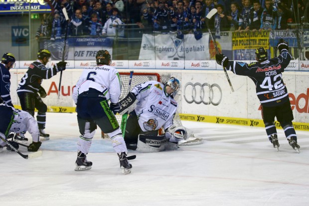 Jared Ross (rechts) dreht nach dem Tor zum Jubel ab. Foto: Adalbert Michalik