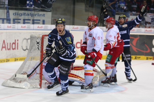Sieg! Patrick Hager (links) nach seinem Overtime-Treffer gegen die DEG. Foto: Stefan Bösl / kbumm.de