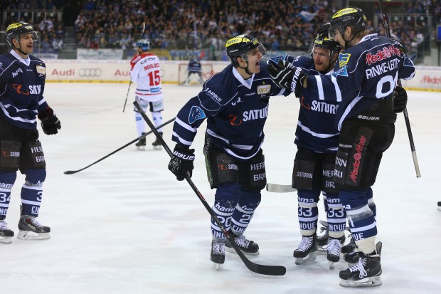 Wahnsinn! Marc Schmidpeter (zentral) feiert seinen ersten DEL-Treffer. Seine Reihenkollegen Eddy Rinke-Leitans und Björn Barta (von rechts) empfangen ihn zur Jubeltraube. Foto: Stefan Bösl / kbumm.de