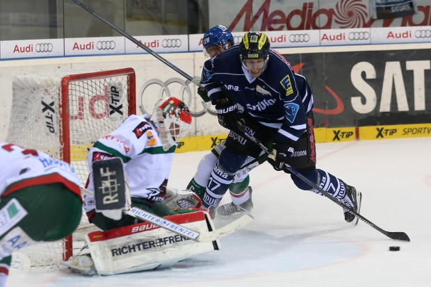 Petr Taticek scheitert hier noch am Augsburger Torhüter. Foto: Stefan Bösl - www.kbumm.de
