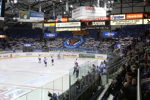 Zum Playoffauftakt begeisterten die ERC-Fans mit einer tollen Choreographie. Foto: Stefan Bösl / kbumm.de