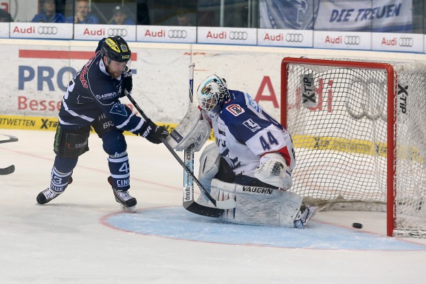 Derek Hahn (links) beim Treffer gegen Dennis Endras in Spiel 2 - für die Auswärtsspiele sind für Panther-Fans noch Tickets erhältlich. Foto: Stefan Bösl / kbumm.de