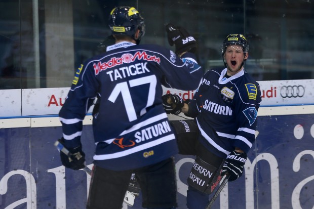 Auftakt nach Maß: Patrick Hager bejubelt mit Petr Taticek das schlußendliche Siegtor. Foto: Stefan Bösl / kbumm.de