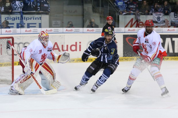 John Laliberte (im Archivbild in der Mitte) bezwang Tyler Beskorowany im DEG-Tor zweimal in Spiel zwei. Foto: Stefan Bösl / kbumm.de