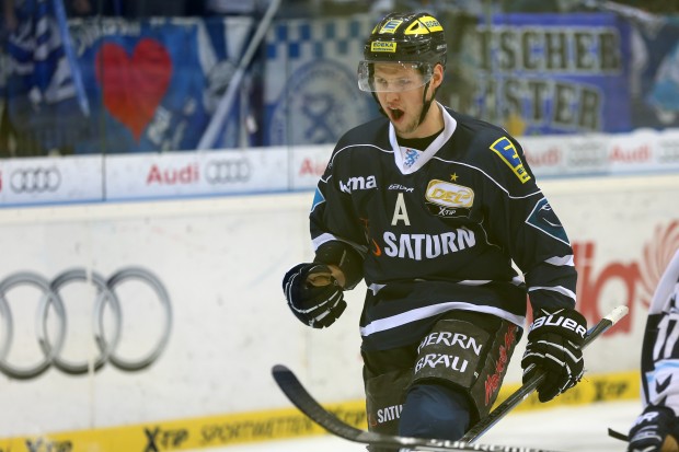 Drei Tore schoss Patrick Hager gegen die Hamburg Freezers - hier jubelt er bei seinem ersten Treffer. Foto: Stefan Bösl / kbumm.de