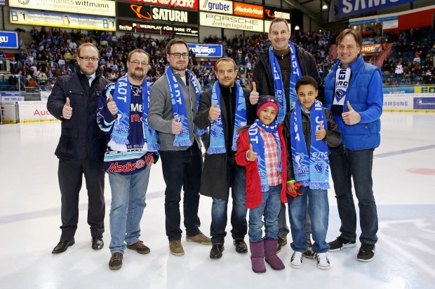 Daumen hoch für die PlayOffensive Ausbildung: ERC-Kommunikations- und Marketingdirektor Claudius Rehbein (li.) und Peter Kundinger, Pressesprecher der Agentur für Arbeit Ingolstadt (re.), gratulieren den Firmenvertretern und freuen sich anschließend mit d