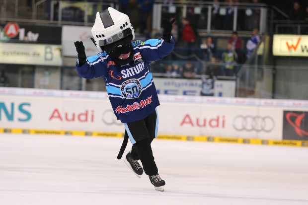 Lasst uns am Samstag feiern. Danach können wir auch Schlittschuhlaufen gehen. Foto: Stefan Bösl / kbumm.de