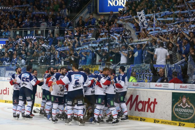 With the Eagles celebrating, the fans of ERC prove to be fair in defeat and show their love to hockey and their team. Foto: Stefan Bösl / kbumm.de