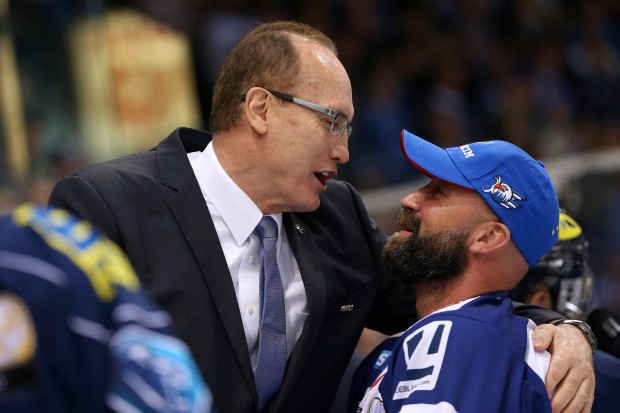 Larry Huras congratulates Mannheim's routinier Glen Metropolit. Foto: Stefan Bösl / kbumm.de