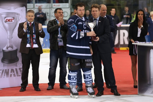 Panther-captain Patrick Köppchen receives the runner-up cup from Gernot Tripcke, CEO of the DEL. Foto: Stefan Bösl / kbumm.de