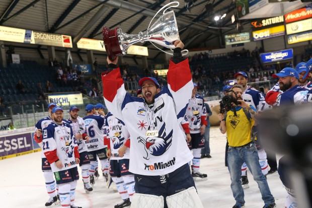 Mannheim with the Cup. Foto: Stefan Bösl / kbumm.de