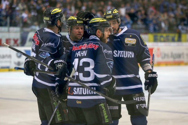 Die Profis um Derek Hahn beim Jubel. Auch für die U19 stehen wichtige Spiele an. Foto: Stefan Bösl / kbumm.de