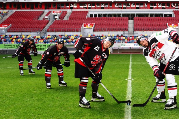Düsseldorfs Daniel Kreutzer (Mitte links) und Kölns John Tripp (Mitte rechts) in dem Düsseldorfer Fußballstadion. Dort wird schon alles für das große Spiel vorbereitet. Foto: delwintergame.de