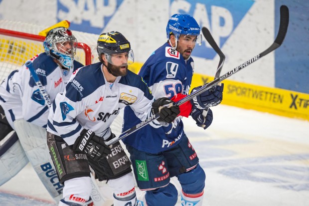 Timo Pielmeier (von links) und Dustin Friesen lieferten gegen die Adler Mannheim um Brandon Yip eine starke Partie, hatten jedoch das unglückliche Ende für sich. Foto: City Press